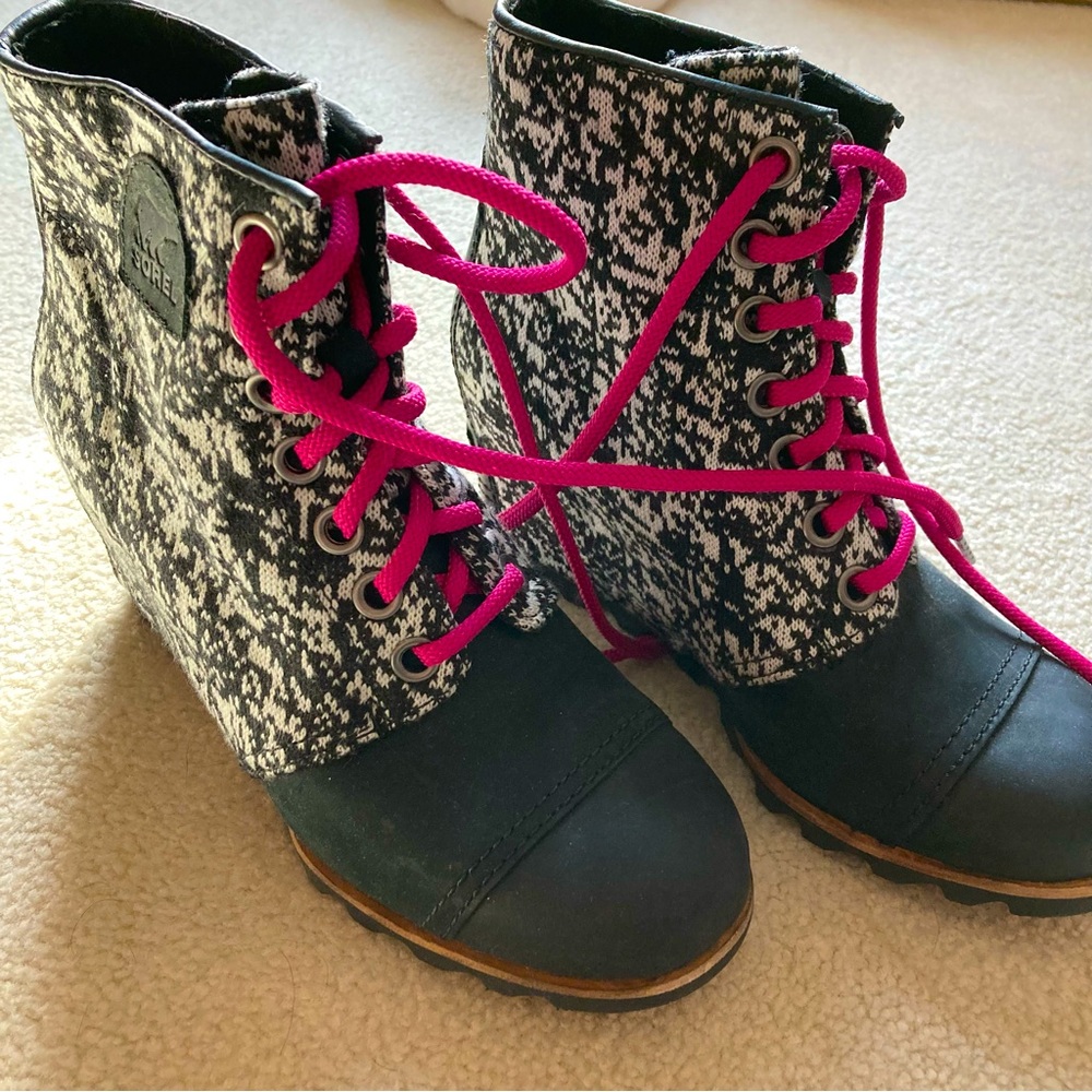Like new sorel pdx wedge boot with pink laces